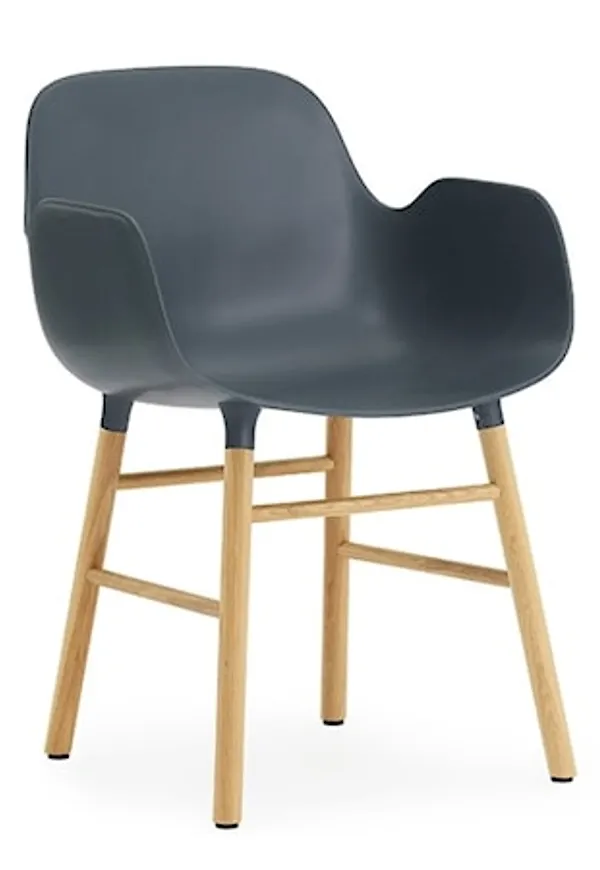 Modern blå stol i ek från Normann Copenhagen.