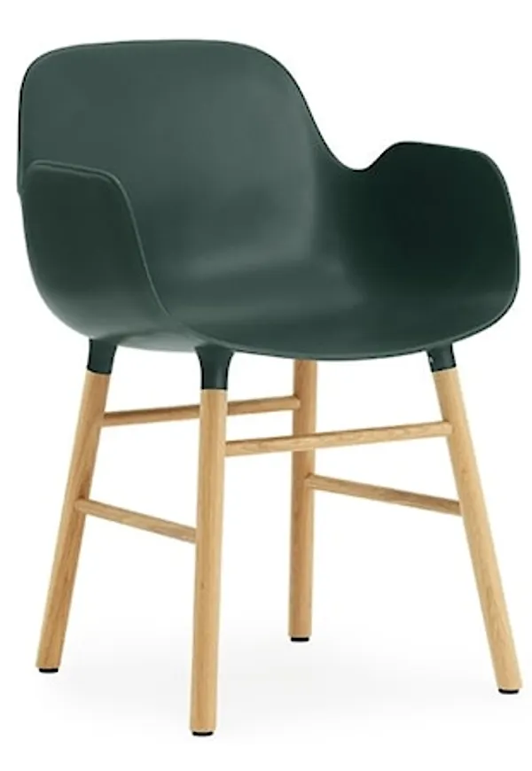 Söt karmstol i vit färg gjord i ek.