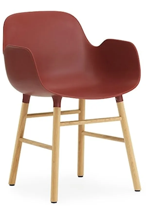 Komfortabel karmstol i rött från Normann Copenhagen.