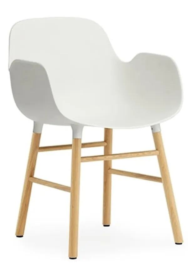 Fin normann copenhagen stol i vit färg gjord i ek.