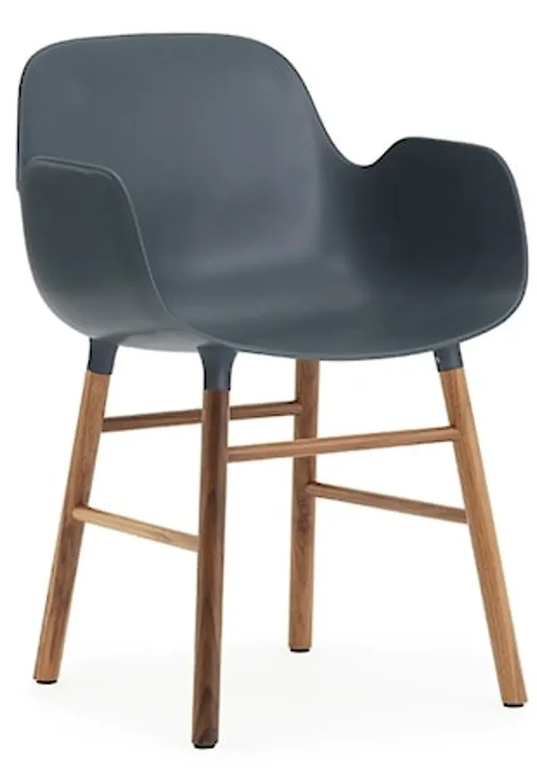 Jättesnygg stol i blått från Normann Copenhagen.