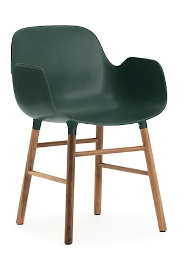 Superfin vit stol i valnöt från Normann Copenhagen.