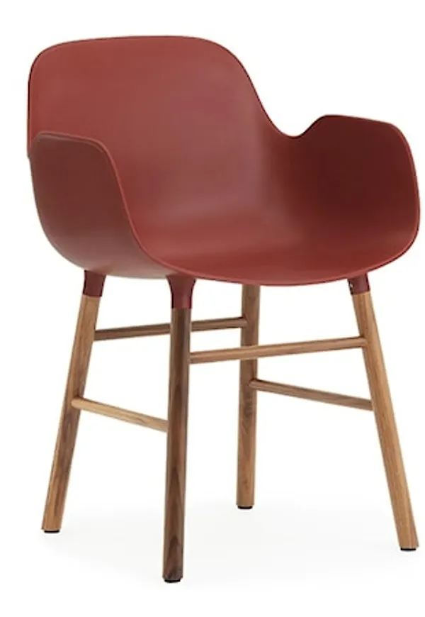 Moderiktig karmstol i röd färg gjord i valnöt.