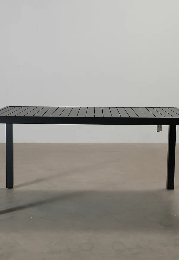 Svart Forms & Objects-sidobord i riktigt snygg modell.