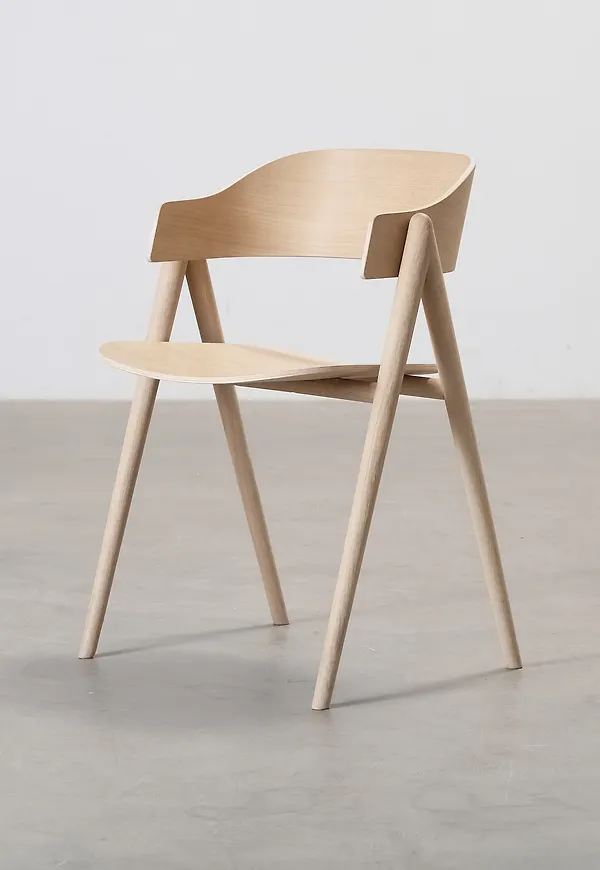Ikonisk matstol i ek 2026 från Forms & Objects.