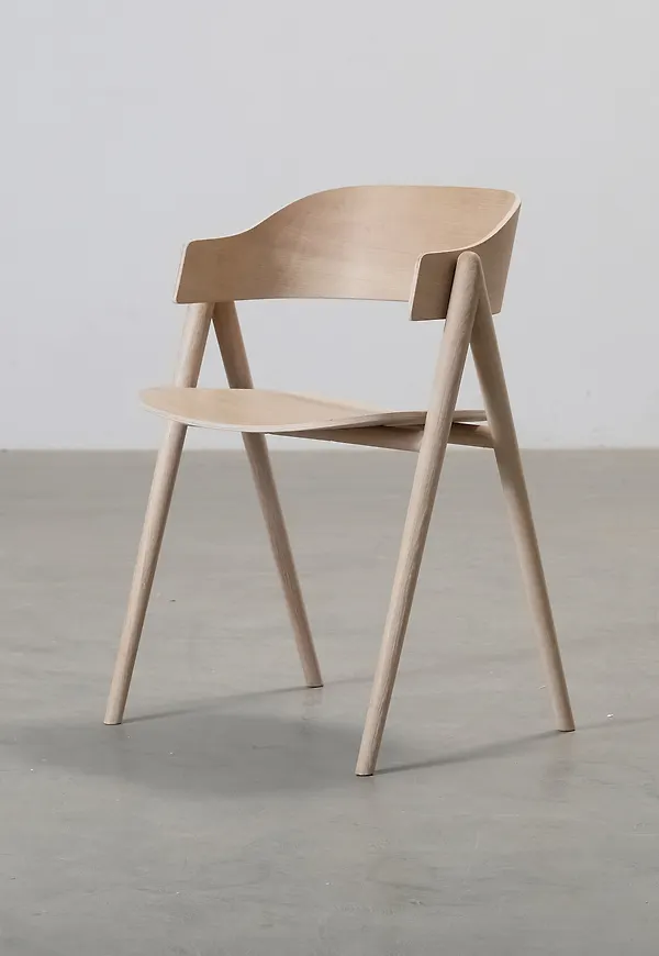 Stilren stol i ek från Forms & Objects.