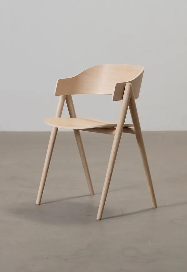 Matstol i ek som passar perfekt till våren 2026!