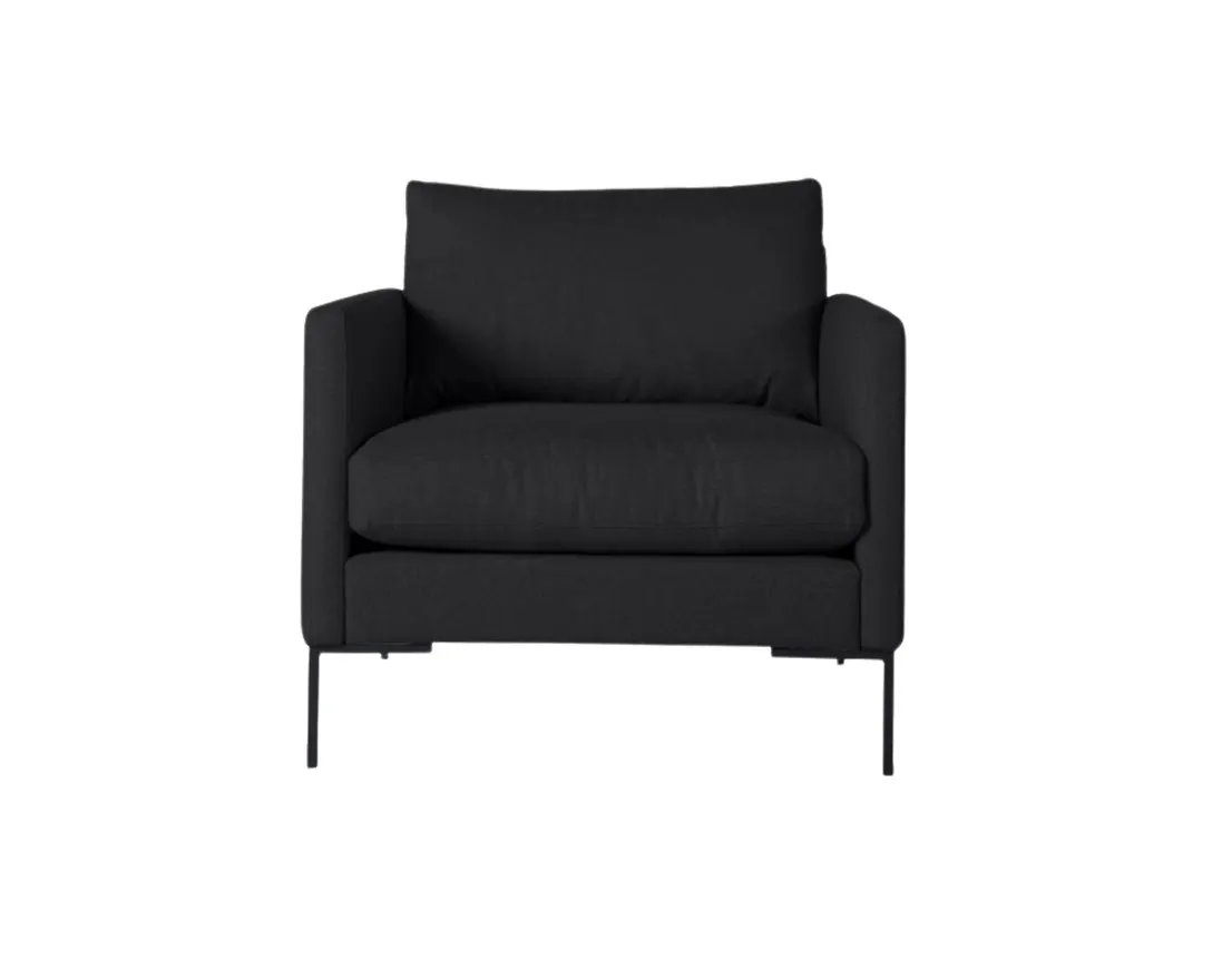 Jättesnygg svart fåtölj 2026 från Forms & Objects.