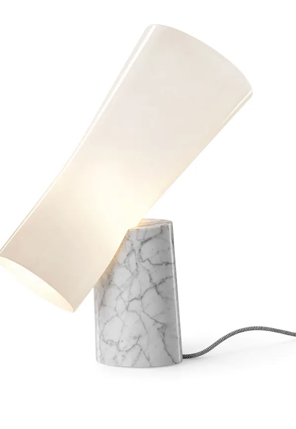 Vit Foscarini-bordslampa i moderiktig modell.