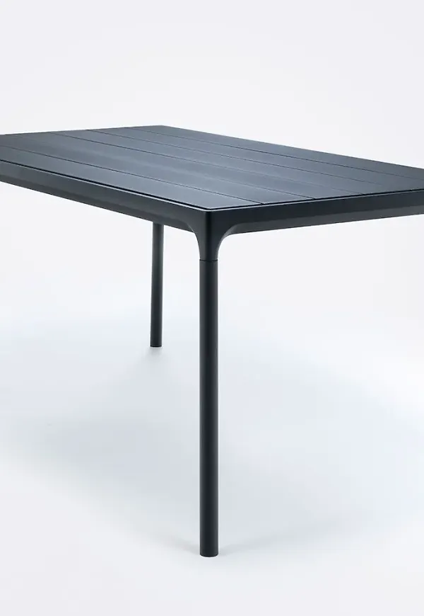 Komfortabel svart bord i aluminium från Houe.