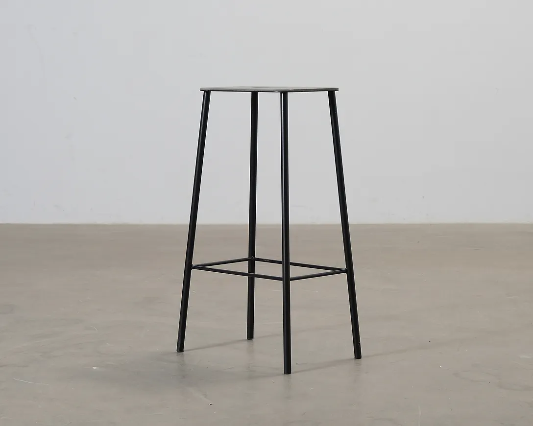 Mysig barstol i svart färg gjord i läder.