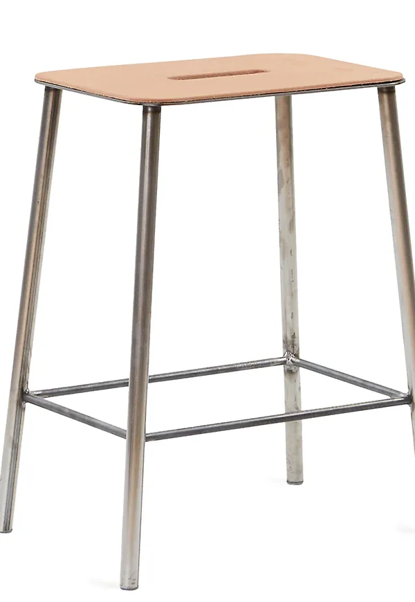 Riktigt snygg pall i beige färg gjord i läder.