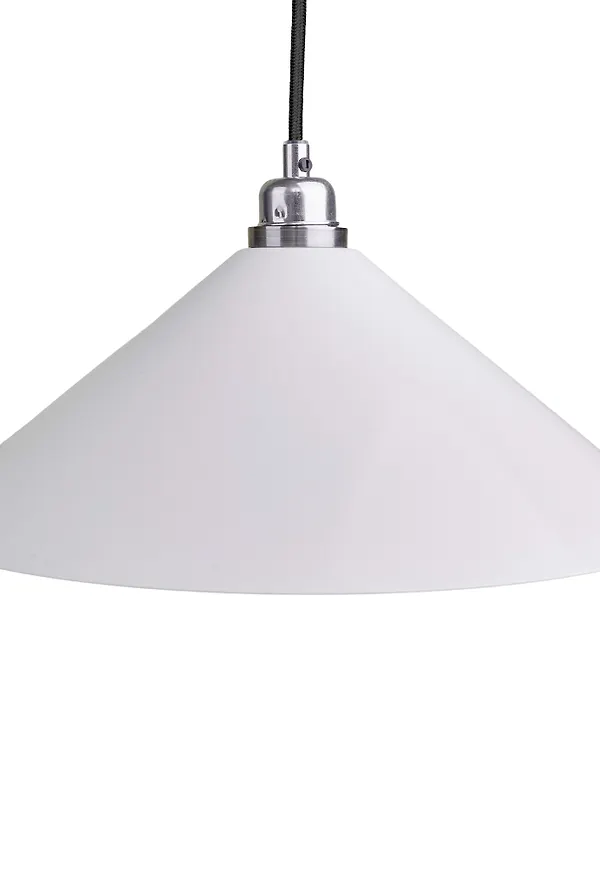Vit FRAMA-pendellampa i superfin modell.