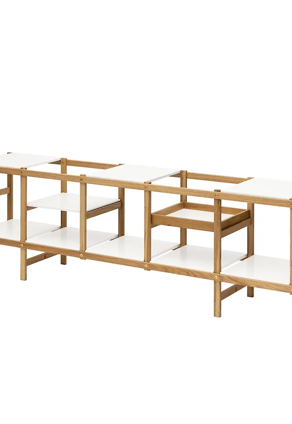 Bokhylla i ek som passar perfekt till våren 2025!