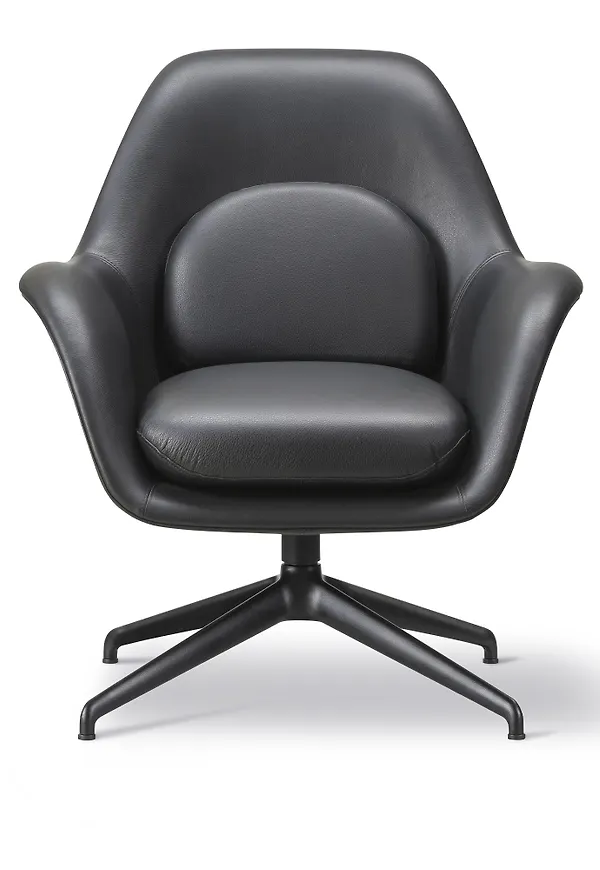 Stilren läderfåtölj i svart från Fredericia Furniture.