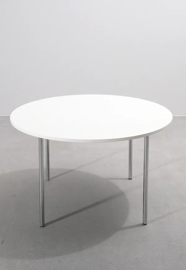 Vit Fredericia Furniture-matbord i jättefin modell.