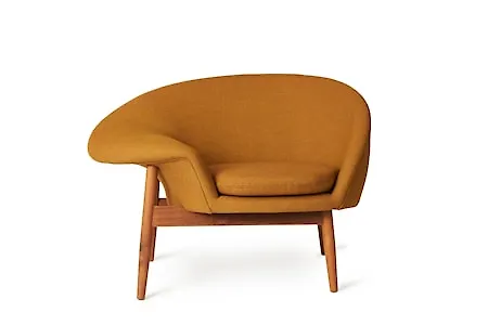 Smickrande fåtölj 2025 från Warm Nordic.