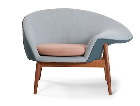 Smickrande fåtölj i blått från Warm Nordic.