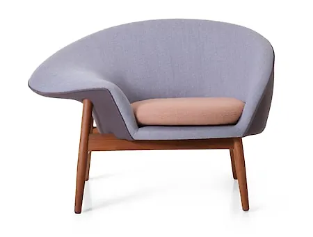 Smickrande fåtölj i lila från Warm Nordic.