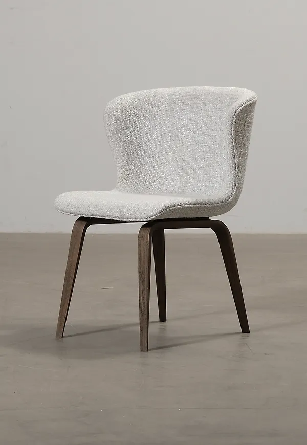 Stilren grå stol i ek från Friends & Founders.