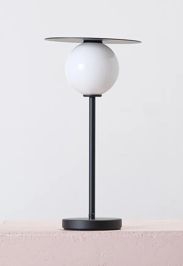Vacker svart lampa 2026 från Friends & Founders.