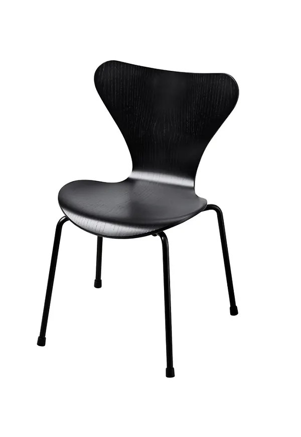 Fin svart stol 2025 från Fritz Hansen.