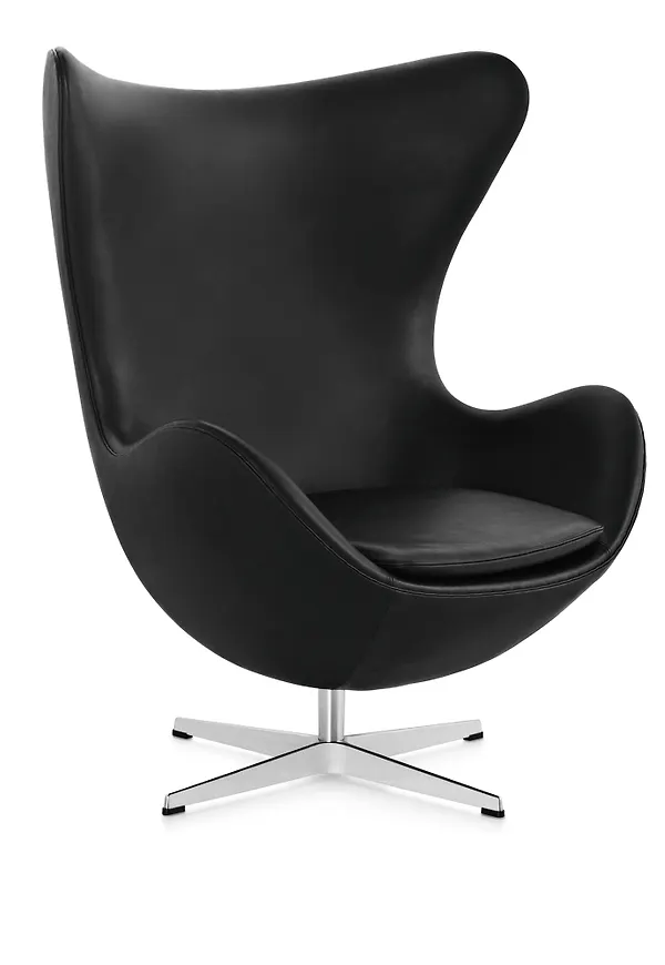 Svart Fritz Hansen-fåtölj i jättesnygg modell.