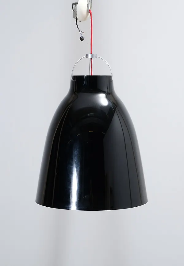 Fantastiskt fin svart lampa 2025 från Fritz Hansen.