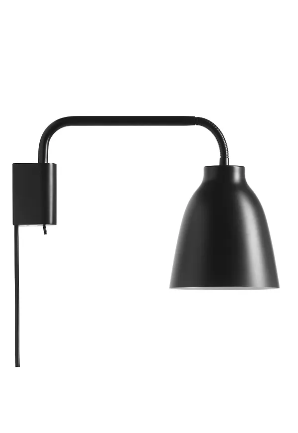 Svart Fritz Hansen-golvlampa i stilren modell.