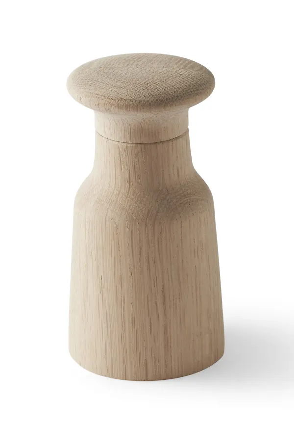 Riktigt fin pepparkvarn i beige färg gjord i ek.