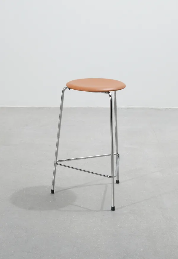 Supersnygg barpall i brunt från Fritz Hansen.