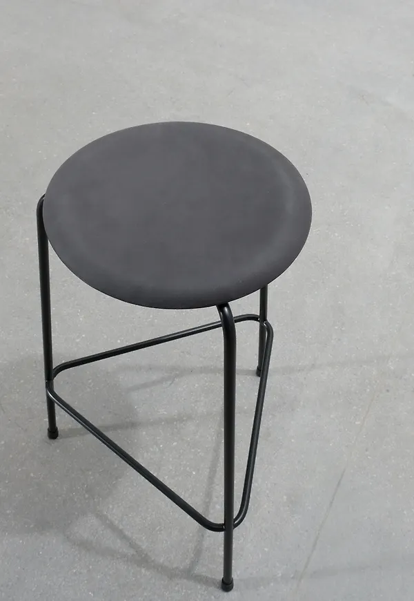 Klassisk svart pall 2025 från Fritz Hansen.