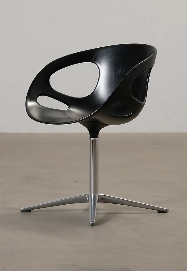 Stilriktig svart stol 2026 från Fritz Hansen.