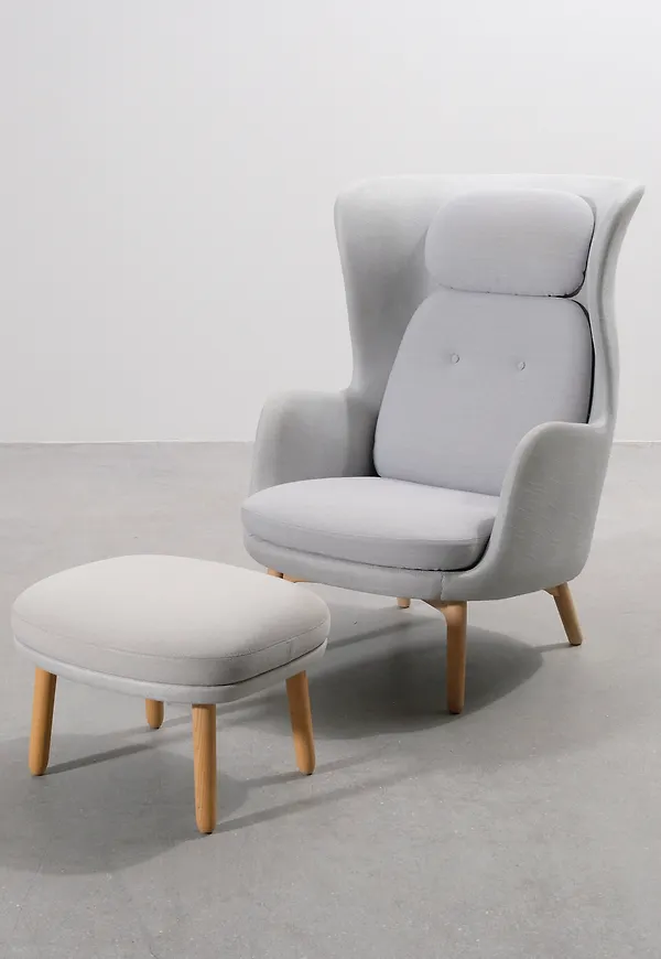 Cool grå fåtölj 2025 från Fritz Hansen.