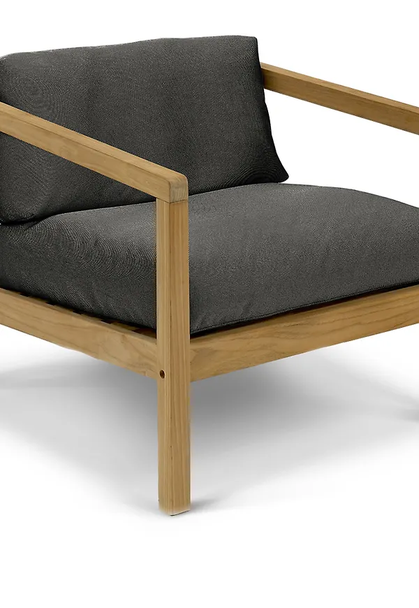 Jättesnygg grå fåtölj i teak från Fritz Hansen.