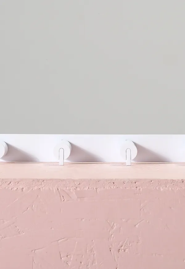 Vit FROST Denmark-klädhängare i modern modell.