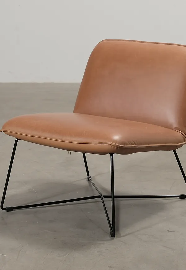 Vacker brun fåtölj i läder från Furninova.