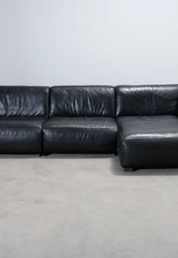 Svart Furninova-skinnbäddsoffa i elegant modell.