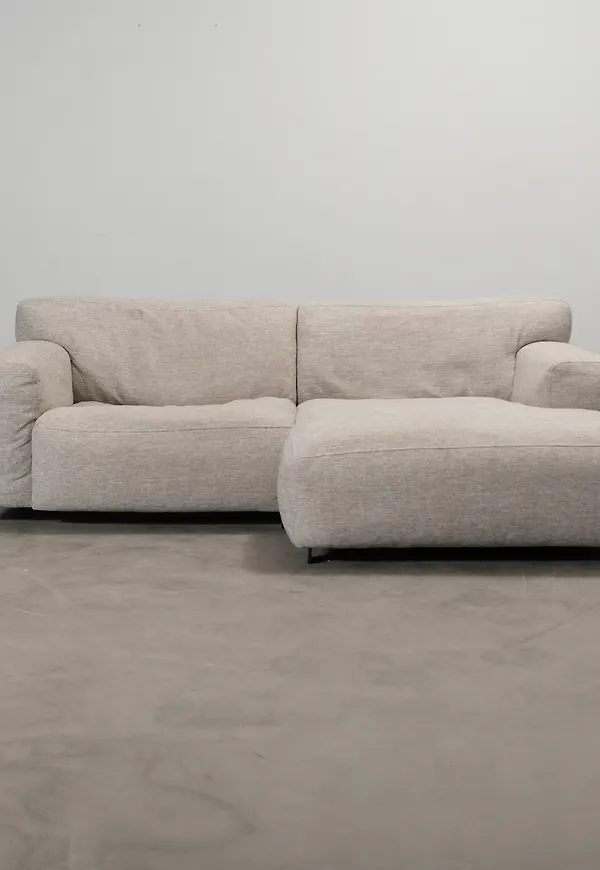 Komfortabel beige soffa 2025 från Furninova.