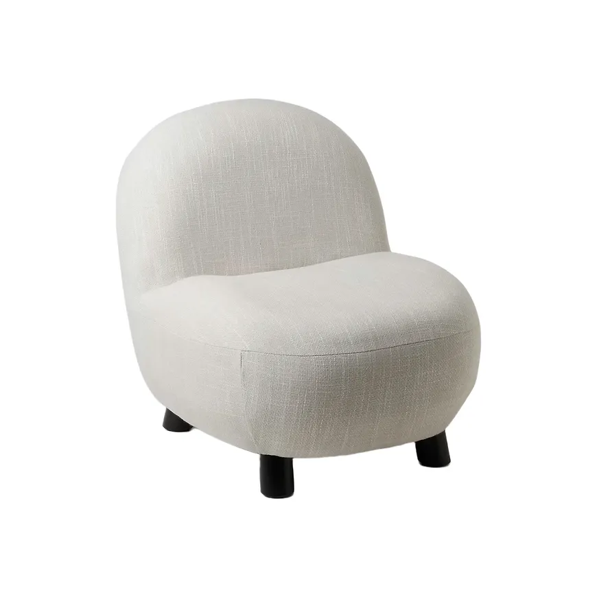 Vacker fåtölj 2026 från ÅHLÉNS HOME.