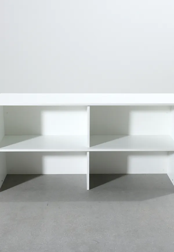 Vit No brand-skåp i trendig modell.