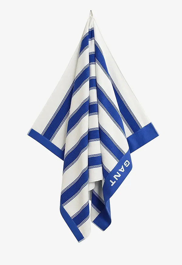 Blå Gant Home-strandhandduk i klassisk modell.