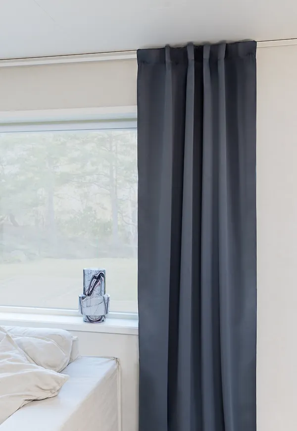 Blå TC Home-gardin i trendig modell.