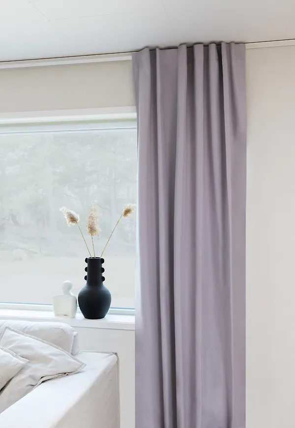 Mörkgrå TC Home-gardin i fantastiskt fin modell.