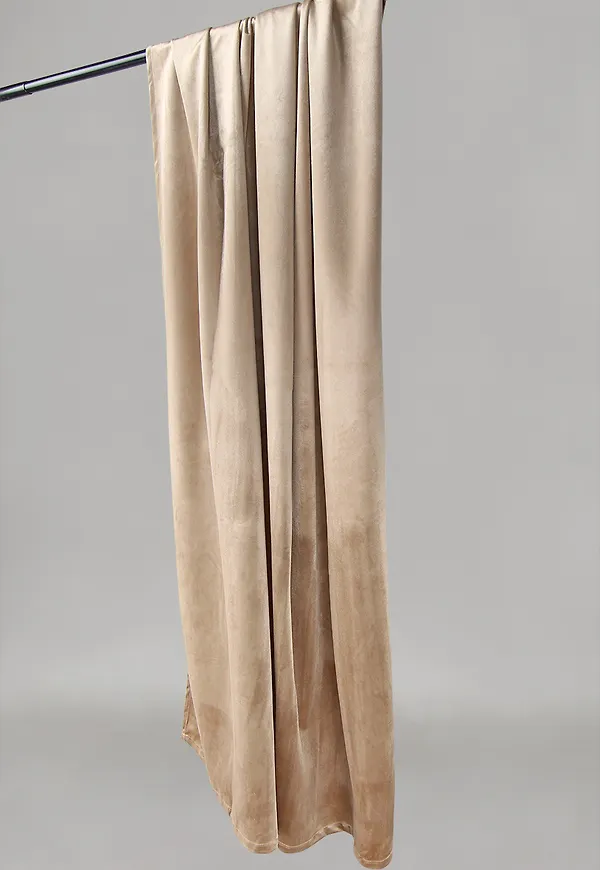 Ljusbeige TC Home-sammetsgardin i fantastiskt fin modell.