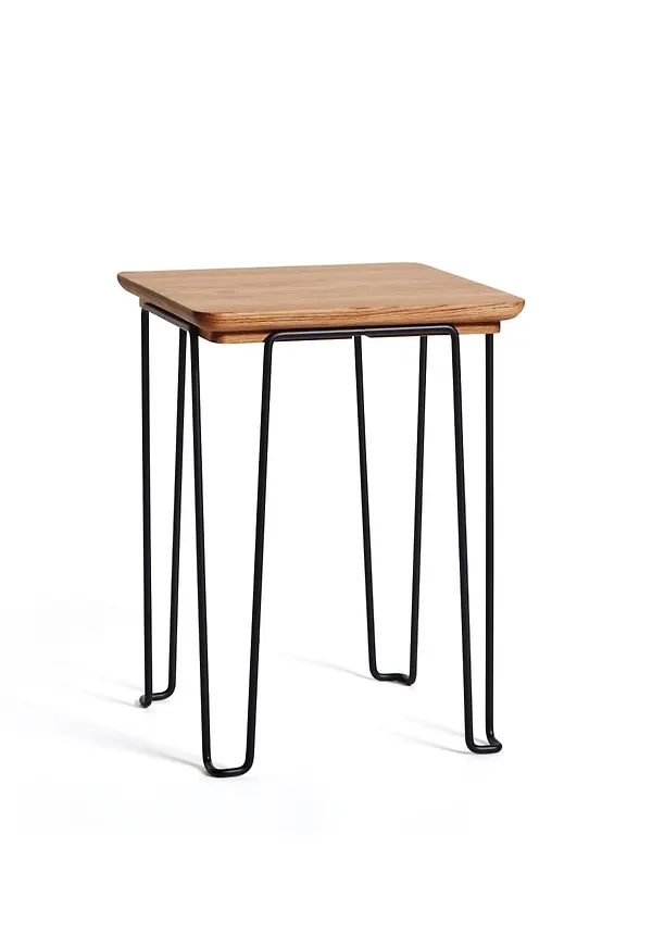 Sidobord i ek som passar perfekt till sommaren 2025!