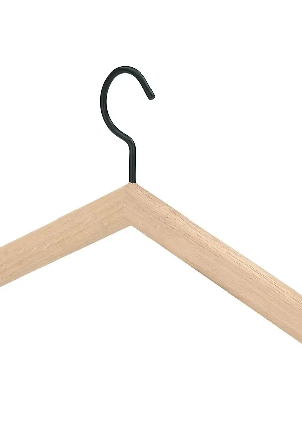 Ikonisk matbord i ek 2024 från Skagerak.