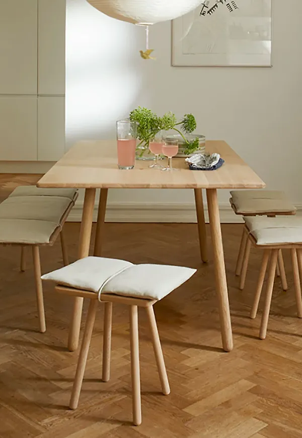 Härlig matbord i ek 2025 från Skagerak.