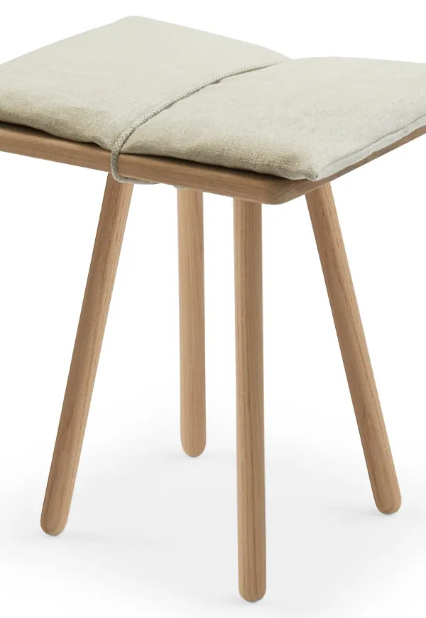 Elegant bänk i ek 2025 från Skagerak.