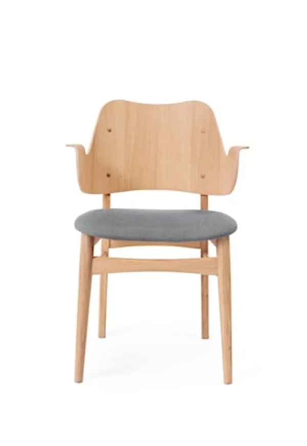 Stilren stol i grå färg gjord i ek.